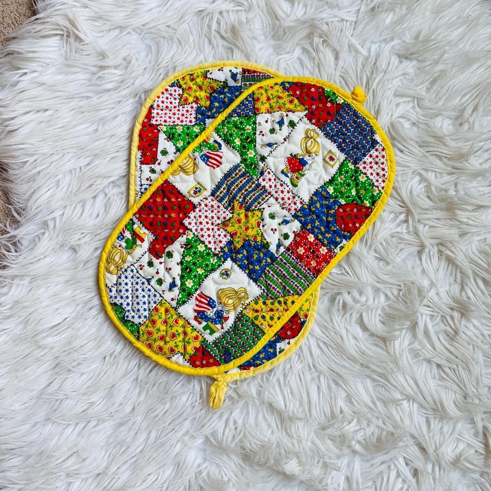 Vintage Betsy Ross‎ Americana 70s Kitchen 2pcs Oval Printed Pot Holders Quilted